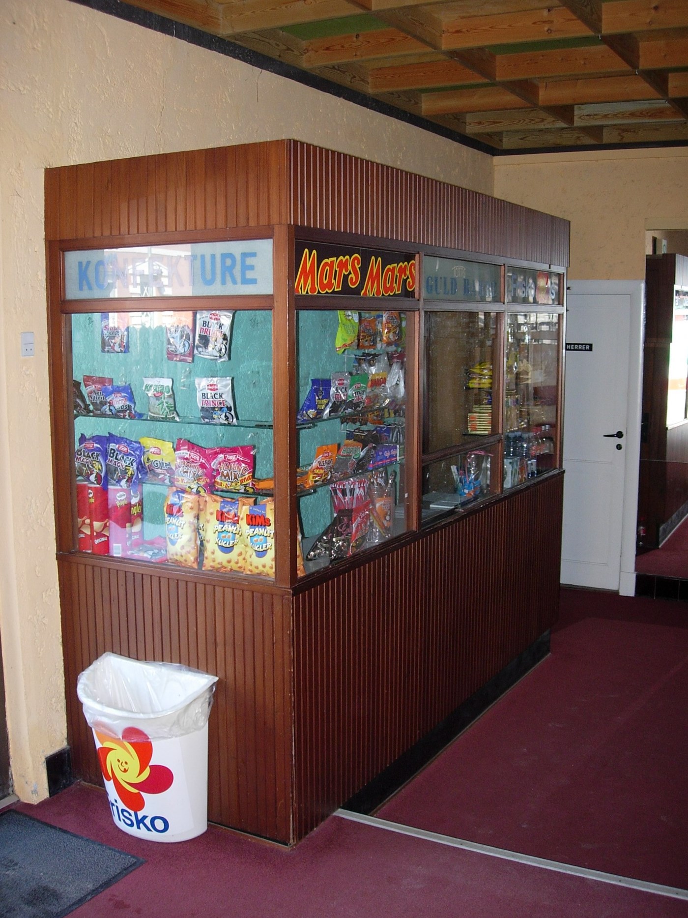 Udsalg af slik og sodavand i forhallen, 2006. Privat foto